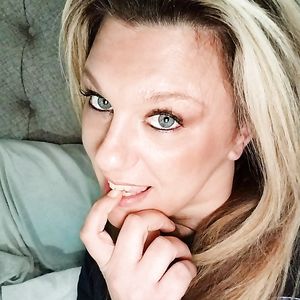 Big titted bisexual milf loves to suck cock