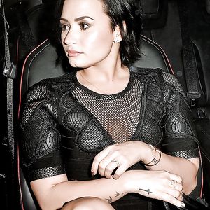 female celebrity-demi lovato - big boobs