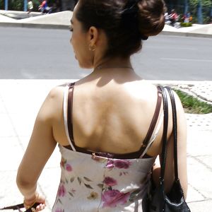 Perra pasiando a su perro - hidden camera