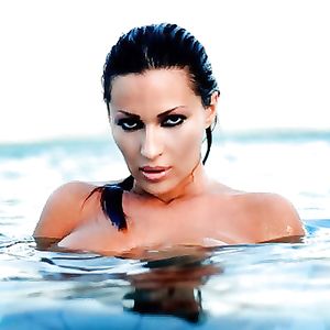 Ceca na plazi - brunette