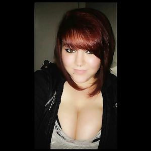 Punky BBW bartender Hollie and her huge tits - amateur