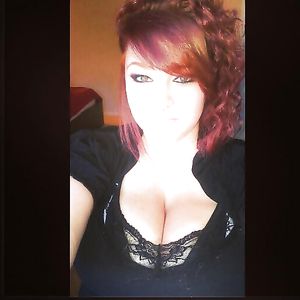 Punky BBW bartender Hollie and her huge tits - amateur