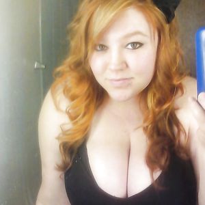 Punky BBW bartender Hollie and her huge tits - amateur