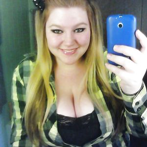 Punky BBW bartender Hollie and her huge tits - amateur