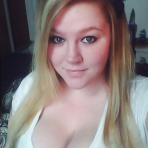 Punky BBW bartender Hollie and her huge tits - amateur