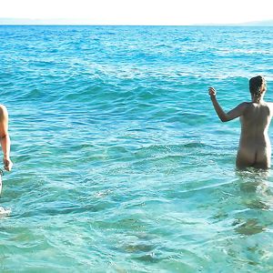 Amiche disinibite in vacanza assieme - big boobs