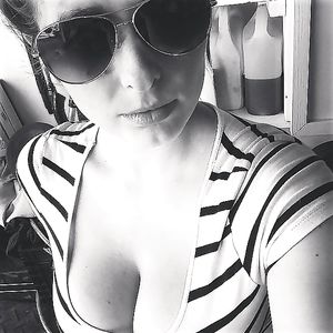 Sexy cleavage babe! - tits