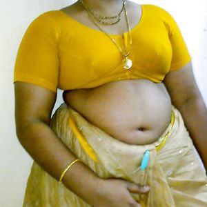 Tamil aunty showing her melon booby - milf