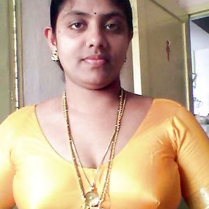 Tamil aunty showing her melon booby - milf