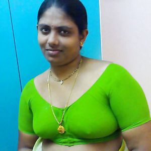 Tamil aunty showing her melon booby - milf