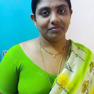Tamil aunty showing her melon booby - milf