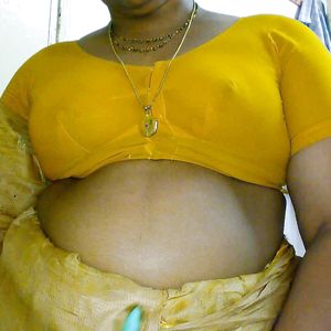 Tamil aunty showing her melon booby - milf