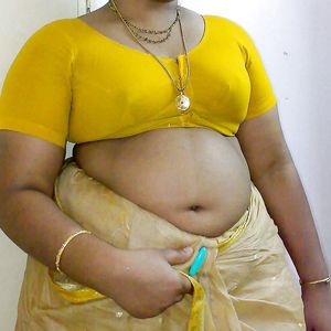 Tamil aunty showing her melon booby - milf