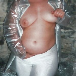 BDSM-Milf halbnackt auf der Stadtmauer - 2 - big boobs