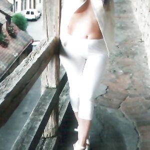 BDSM-Milf halbnackt auf der Stadtmauer - 2 - big boobs