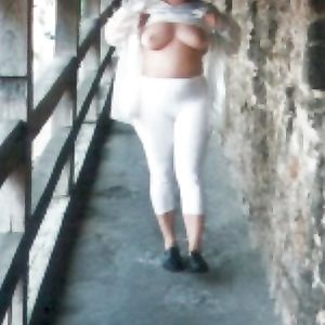 BDSM-Milf halbnackt auf der Stadtmauer  - 1 - bdsm