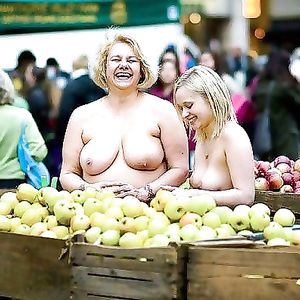 Simpatica galleria di madri e figlie, NUDE - funny