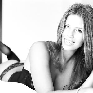 Trentenne MERAVIGLIOSA si fa immortalare in set glamour - mature