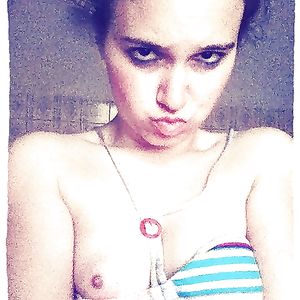 Splendida ventenne fotografa le sue grazie! - teen