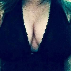 Kristen shows her tits - big boobs