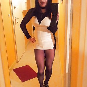 sexy devant mon miroir 3 - upskirt