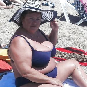 milfs and gilfs looking horny - bbw