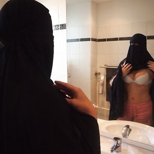 ARAB AMATEUR MUSLIM BEURETTE HIJAB BNAT BIG ASS vol.35 - brunette