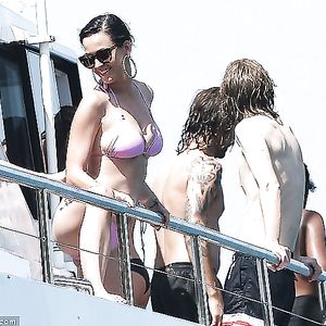 Katy Perry Sexy Bikini Sydney Harbour - big boobs