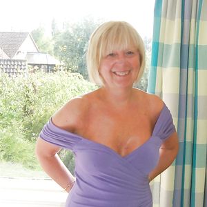 Alluring GILF! - Lynn - big boobs