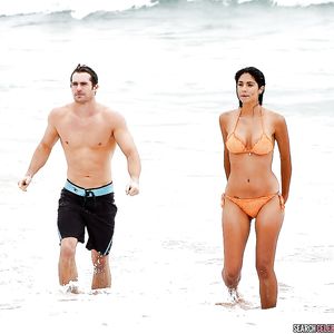 Pia Miller Super Sexy in Bikini On Set at Palm Beach - celebrity