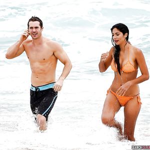 Pia Miller Super Sexy in Bikini On Set at Palm Beach - celebrity