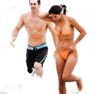 Pia Miller Super Sexy in Bikini On Set at Palm Beach - celebrity