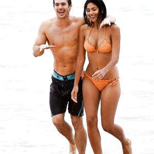 Pia Miller Super Sexy in Bikini On Set at Palm Beach - celebrity