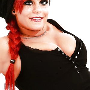 chienne facebook 2 - big boobs