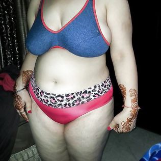 Top Sexy Indian Mom - big boobs