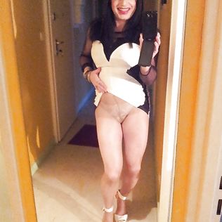 sexy devant mon miroir 3 - upskirt